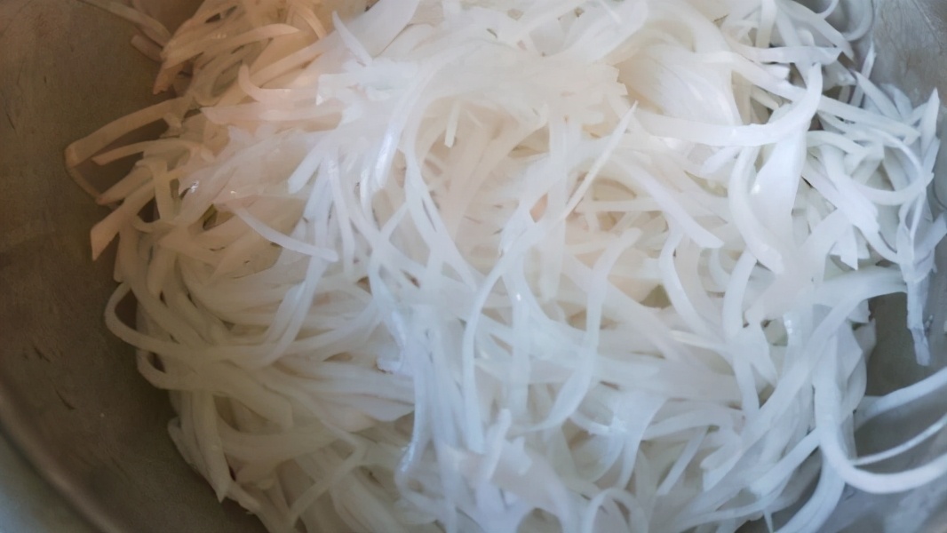 白萝卜生姜鲫鱼汤功效:润肺化痰,消积化滞